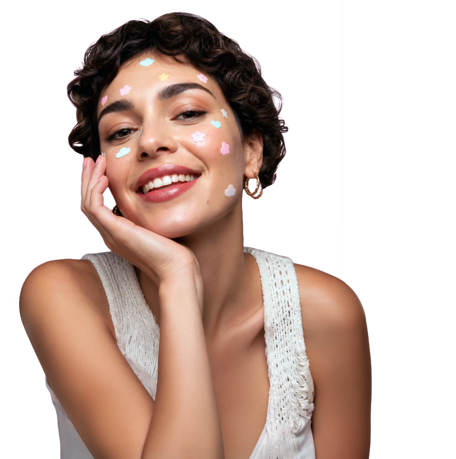 Una ragazza sorride con piccole nuvole e stelle disegnate sul viso, il segno di Beauty Stor(i)es